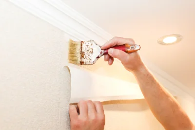 Pose de papier peint à Ercé — revêtements muraux et toiles de verre